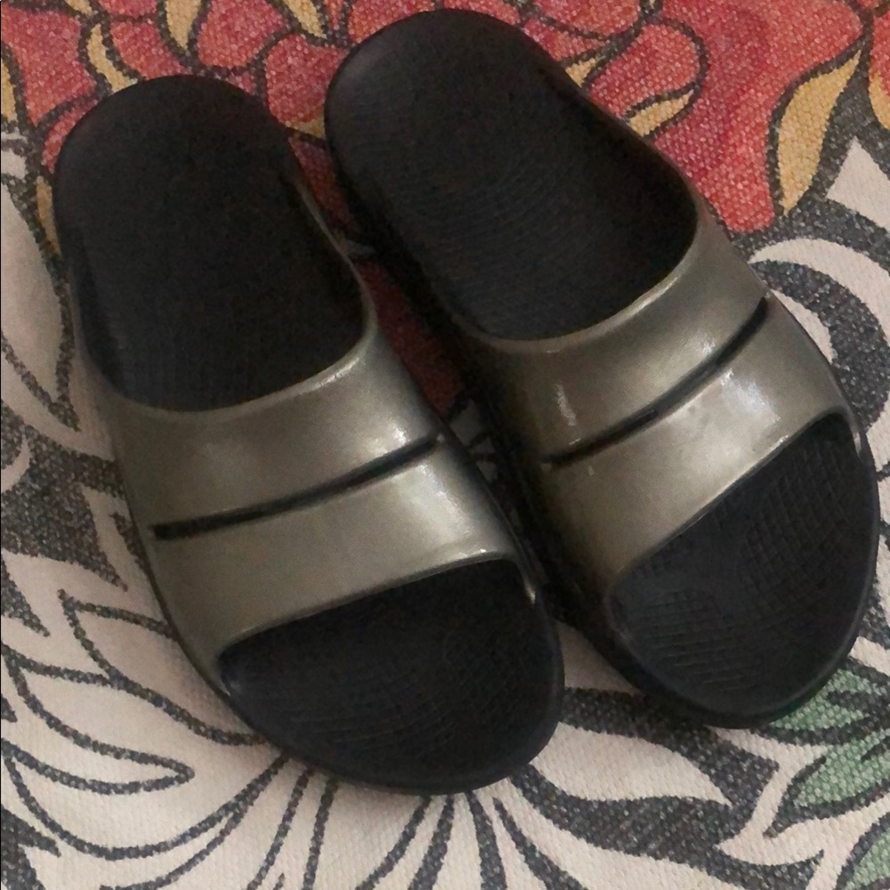 Oofos Ooahh Luxe Latte Metallic Slide Sandals